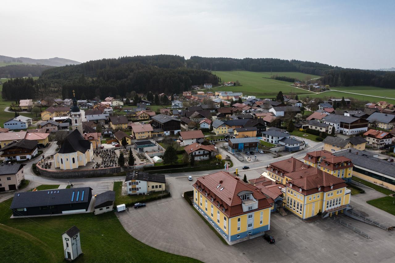 Gasthof Hotel Jaegerwirt Strasswalchen Exterior photo